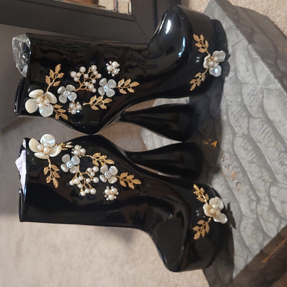 Black brand new heals with flowers